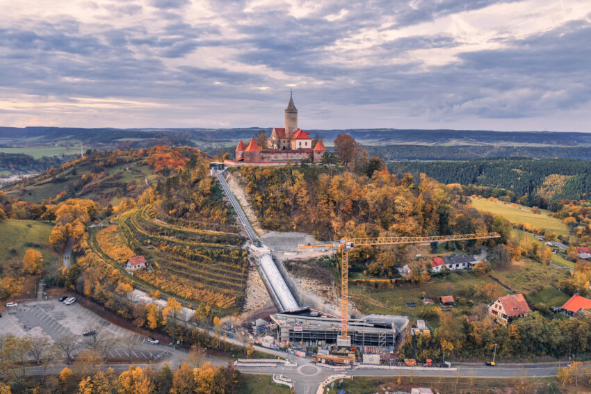 Geschichte und Barrierefreiheit auf der Leuchtenburg verbinden – mit einem seilgezogenen Personen‑Schrägaufzug